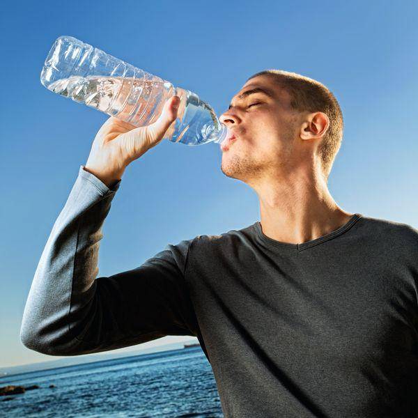 Ilustrasi pria minum air putih (unsplash/Damir Spanic)