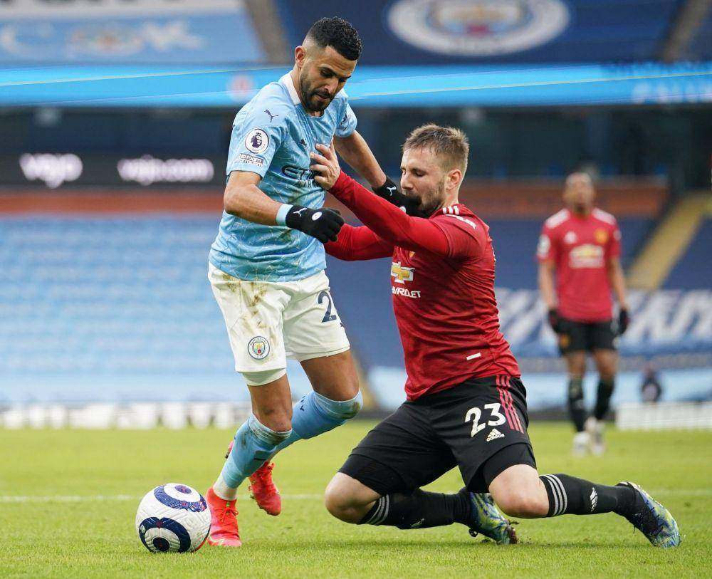 Riyad Mahrez berduel dengan Luke Shaw (twitter.com/Mahrez22)