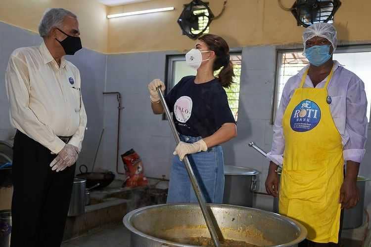 Jacqueline Fernandez memasak (instagram.com/jacquelinef143)