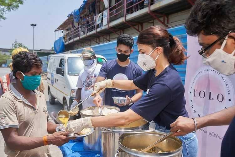 9 Potret Jacqueline Fernandez Berbagi Makanan untuk Warga India