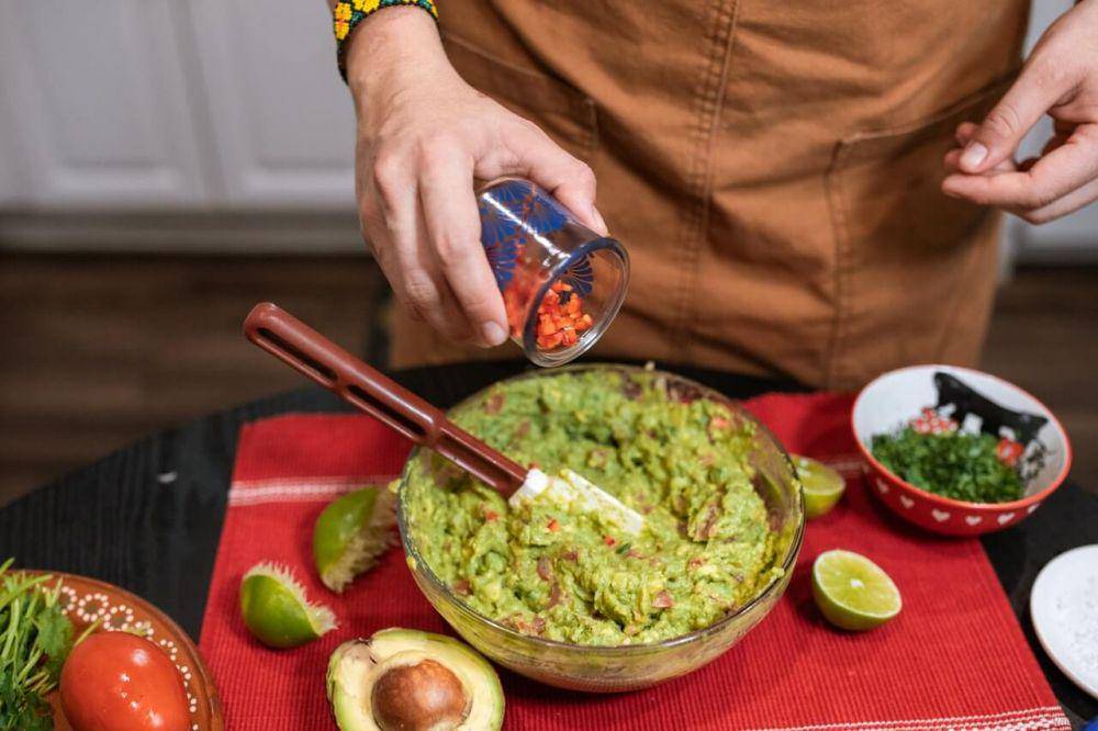 Ilustrasi guacamole (pexels.com/RODNAE Productions)