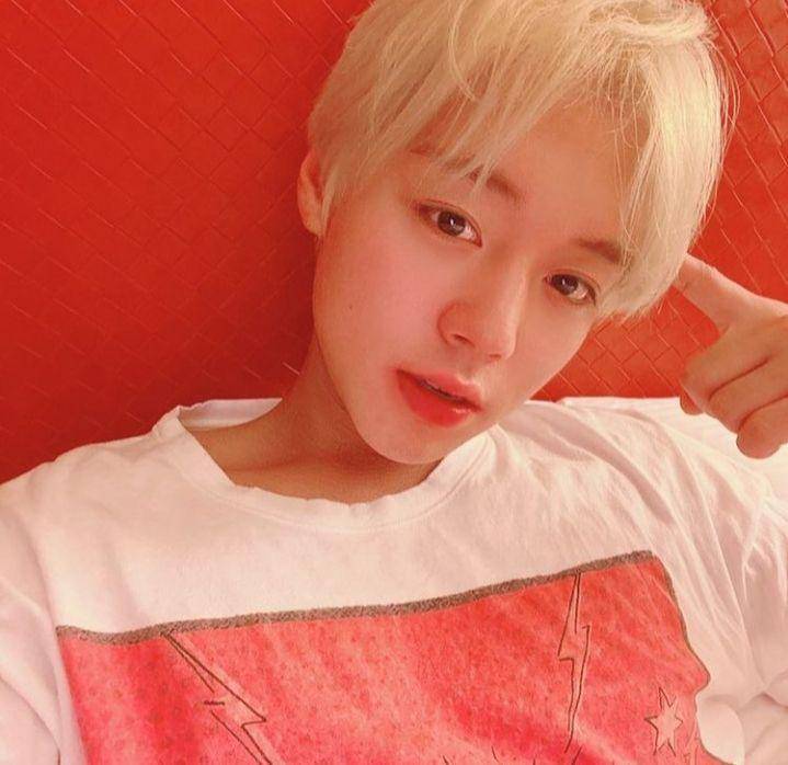Park Jihoon dengan rambut blonde (instagram.com/0529.jihoon.ig)
