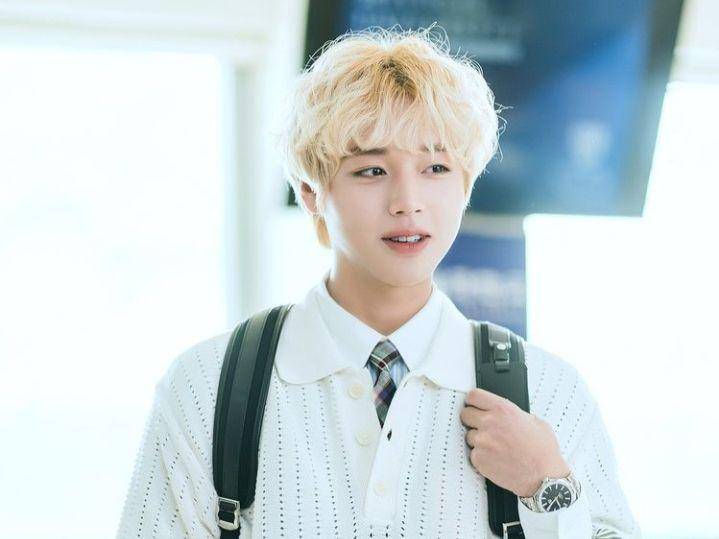 Park Jihoon dengan rambut blonde (instagram.com/0529.jihoon.ig)