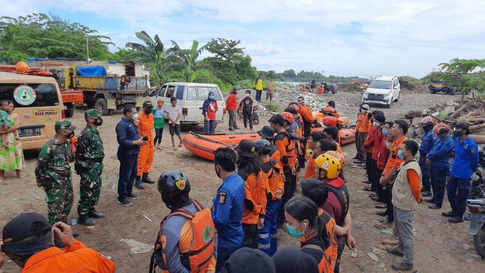 Tim SAR gabungan mengevakuasi korban tenggelam di pintu air sungai Jeneberang/Basarnas Sulsel