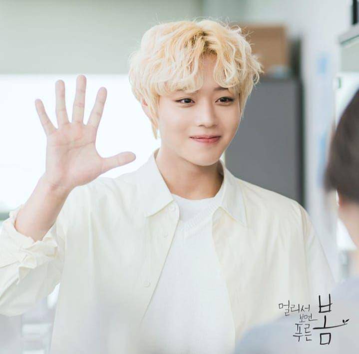 Park Jihoon dengan rambut blonde (instagram.com/0529.jihoon.ig)