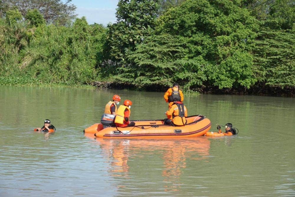Tim SAR gabungan mengevakuasi korban tenggelam di pintu air sungai Jeneberang/Basarnas Sulsel
