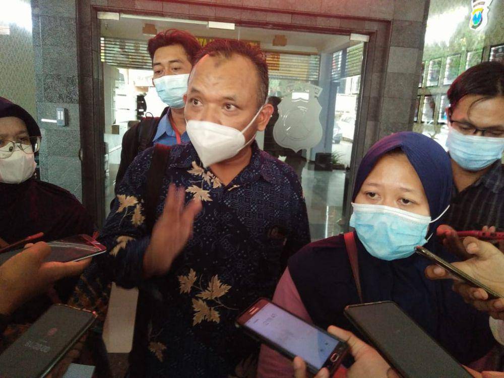 Kuasa hukum dari guru korban pinjol saat usai membuat pengaduan. Dok/istimewa