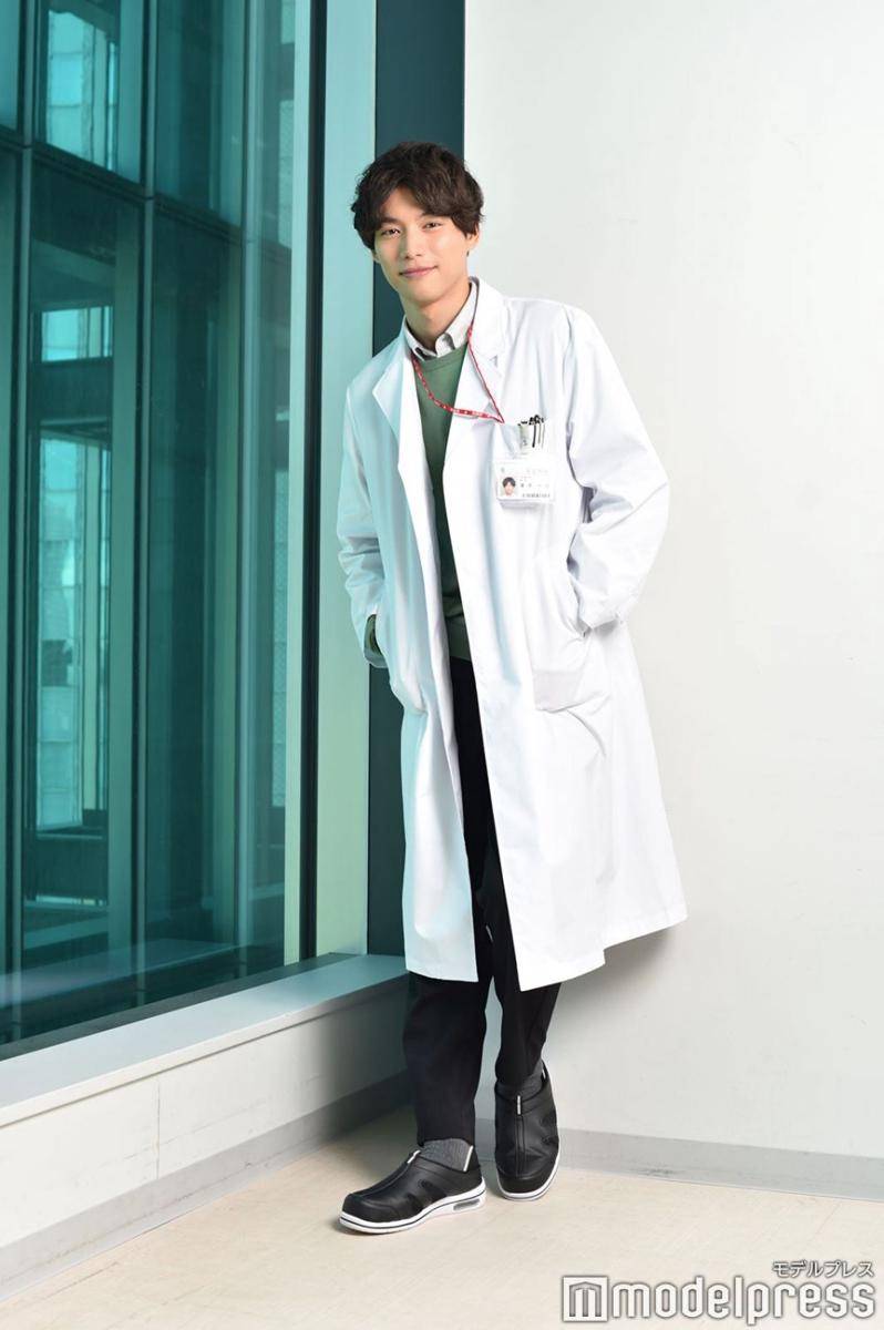 Sota Fukushi berperan sebagai dokter di drama In His Chart (mdpr.jp)