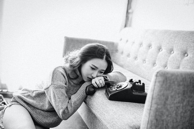 5 Hal yang Cuma Dimengerti Cewek yang Lagi LDR-an, Ngerasa?