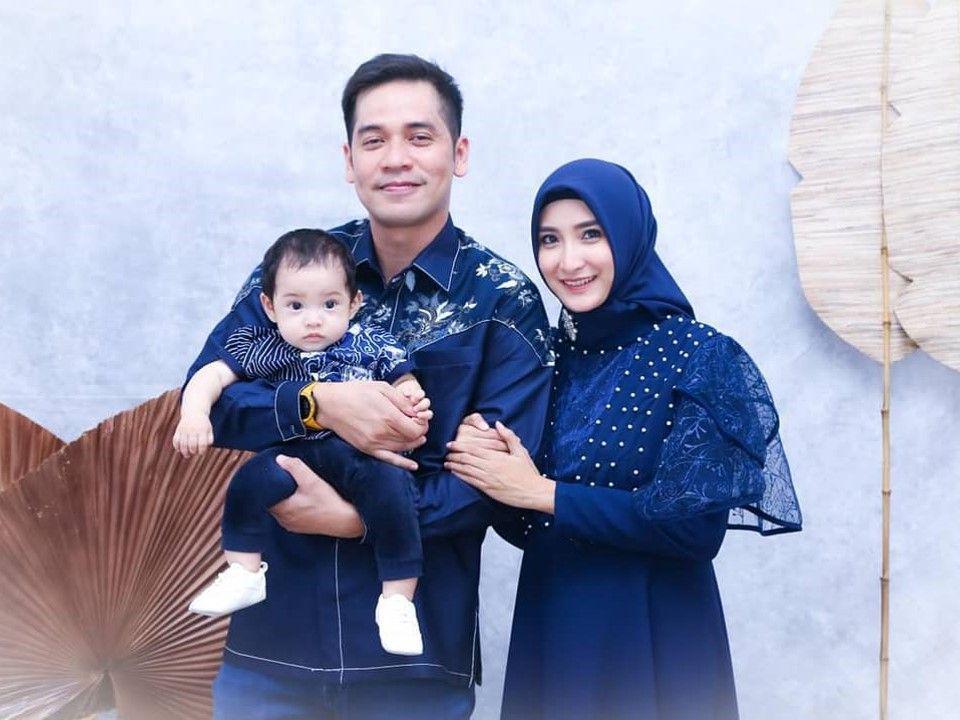 Kompak Bertiga, 10 Potret Keluarga Chaca Thakya Pakai Baju Senada