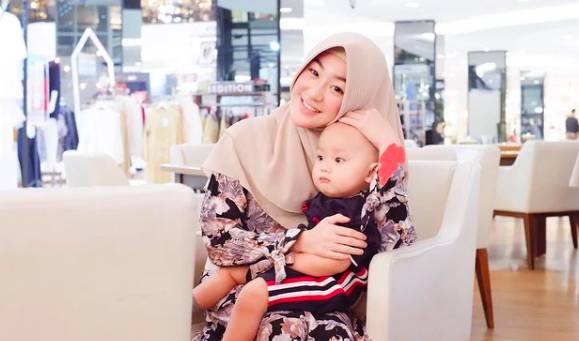 Momen Larissa Chou dan anak (instagram.com/larissachou)