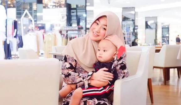 Momen Larissa Chou dan anak (instagram.com/larissachou)