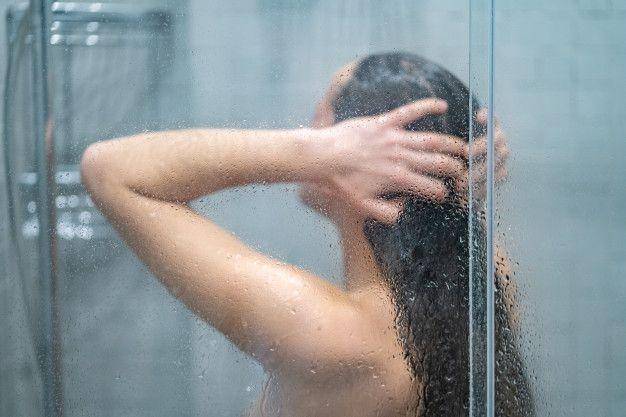 Mandi dengan air hangat bisa mengurangi rasa sakit (freepik.com/goffkein)