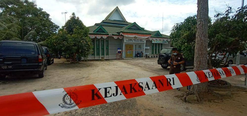 Kantor KPU Sergai dipasangi pita dari Kejaksaan RI. (Istimewa)