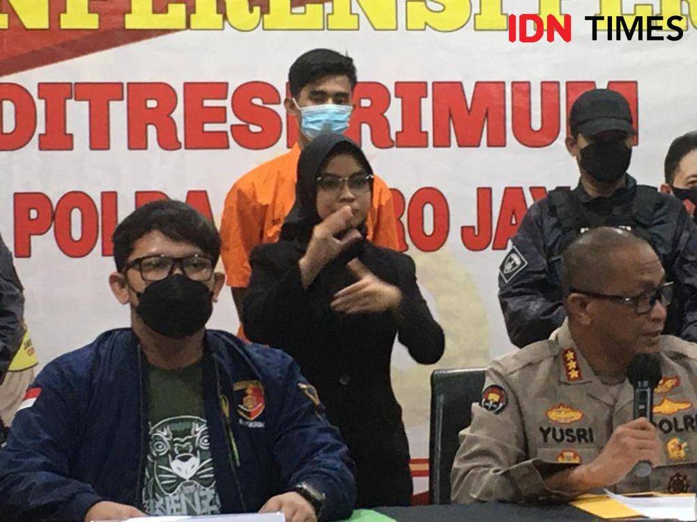 Tim Subdit Jatanras Ditreskrimum Polda Metro Jaya menangkap Rangga Tias Saputra, pelaku pemerkosaan dan perampokan terhadap remaja berusia 15 tahun di Bintara, Kota Bekasi. (IDN Times/Irfan Fathurohman)