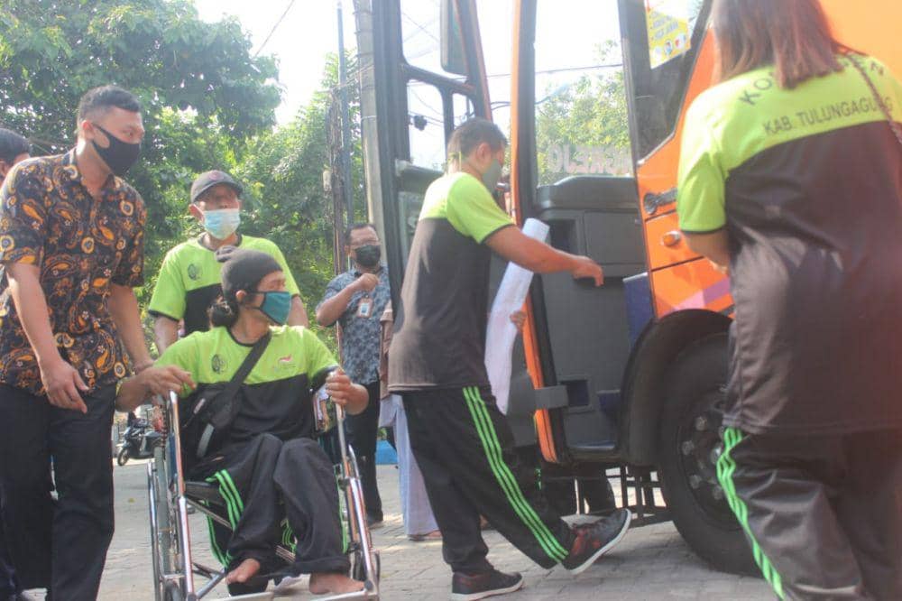 Kontingen atlet disabilitas Tulungagung saat hendak berangkat ke Surabaya. IDN Times/ istimewa