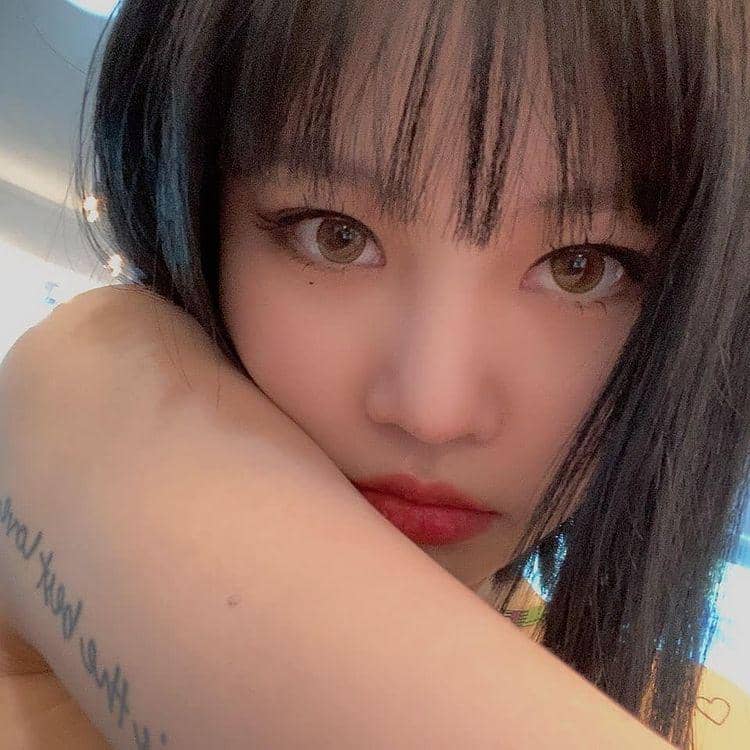 Soojin (G)I-DLE dengan tato di bagian tubuhnya (instagram.com/official_g_i_dle)
