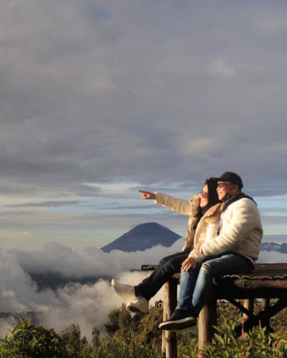 Umi Kalsum dan Ayah Rozak saat liburan. (Instagram.com/mom_ayting92_)