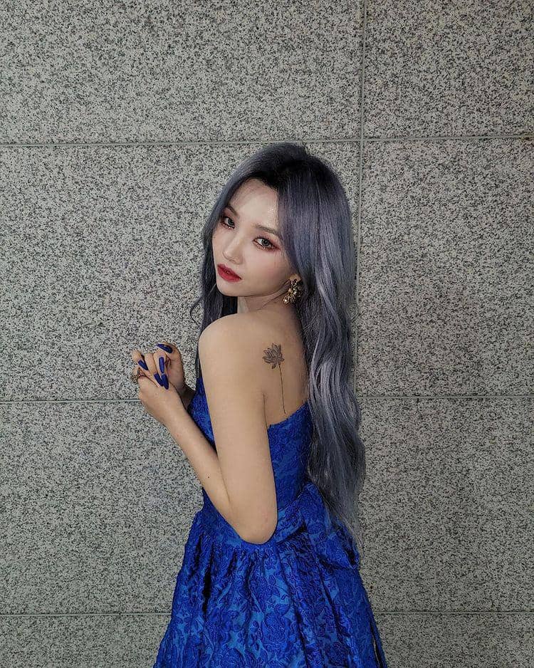 Soyeon (G)I-DLE dengan tato di bagian tubuhnya (instagram.com/official_g_i_dle)