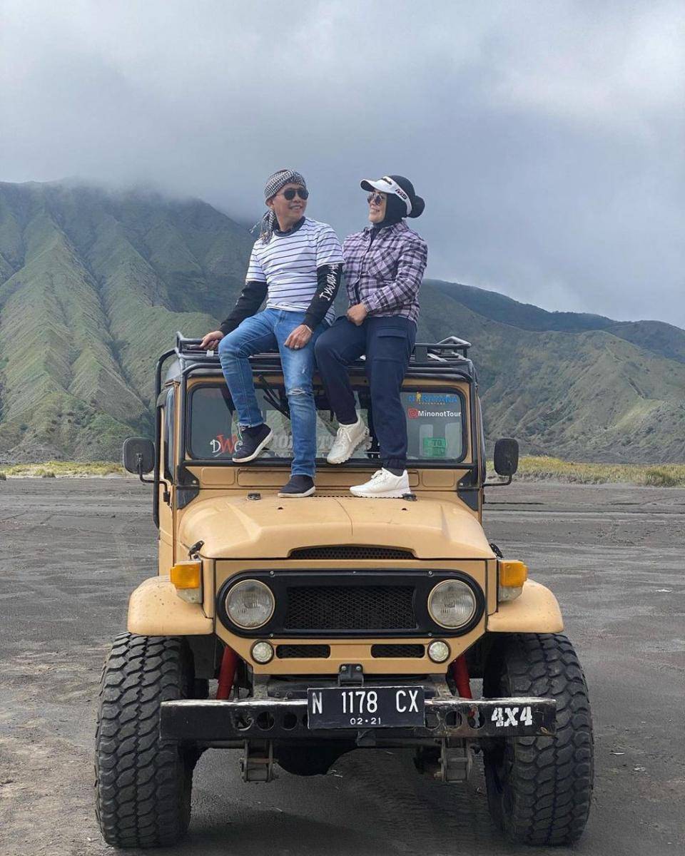 Umi Kalsum dan Ayah Rozak saat liburan. (Instagram.com/mom_ayting92_)