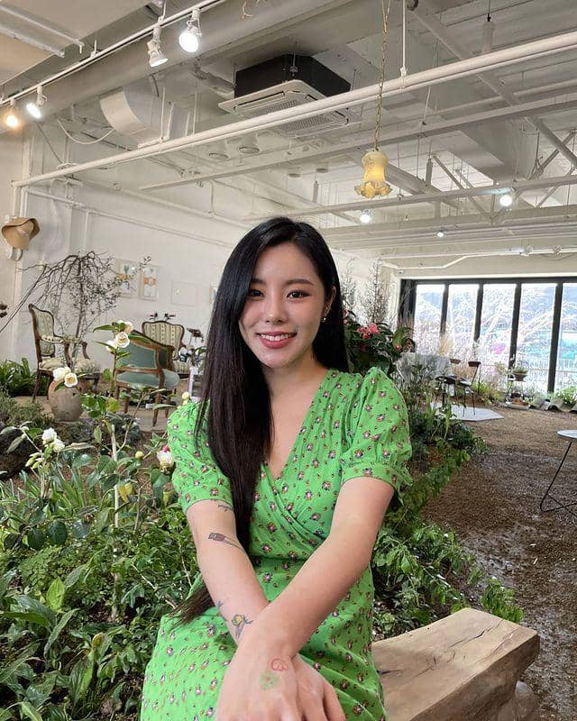 Wheein MAMAMOO dengan tato di bagian tubuhnya (instagram.com/whee_inthemood)