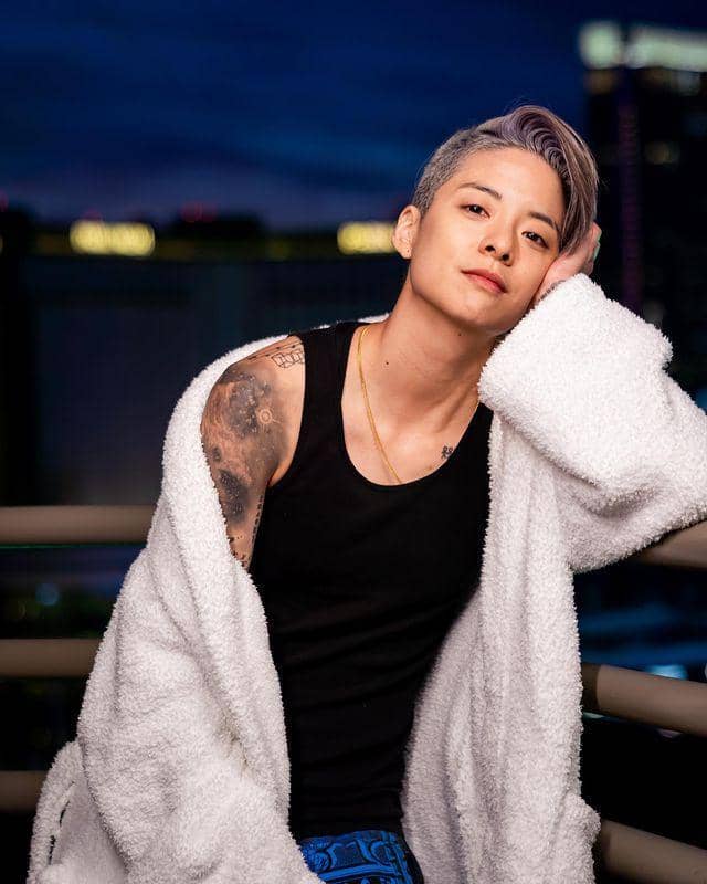 Amber F (x) dengan tato di bagian tubuhnya (instagram.com/ajol_llama)