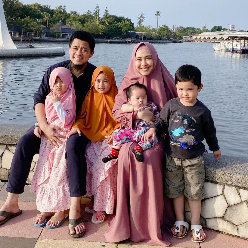 9 Foto Liburan Oki Setiana Dewi Bareng Keluarga saat Lebaran