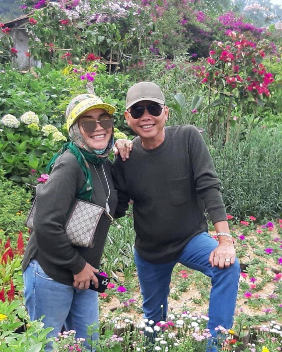 Umi Kalsum dan Ayah Rozak saat liburan. (Instagram.com/mom_ayting92_)