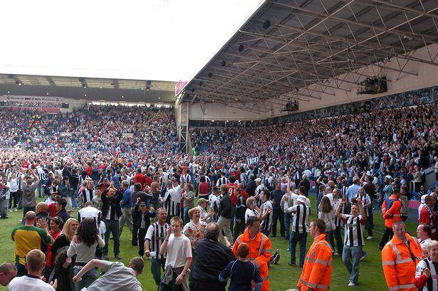 Kegembiraan suporter WBA ketika lolos dari degradasi. (birminghammail.co.uk)