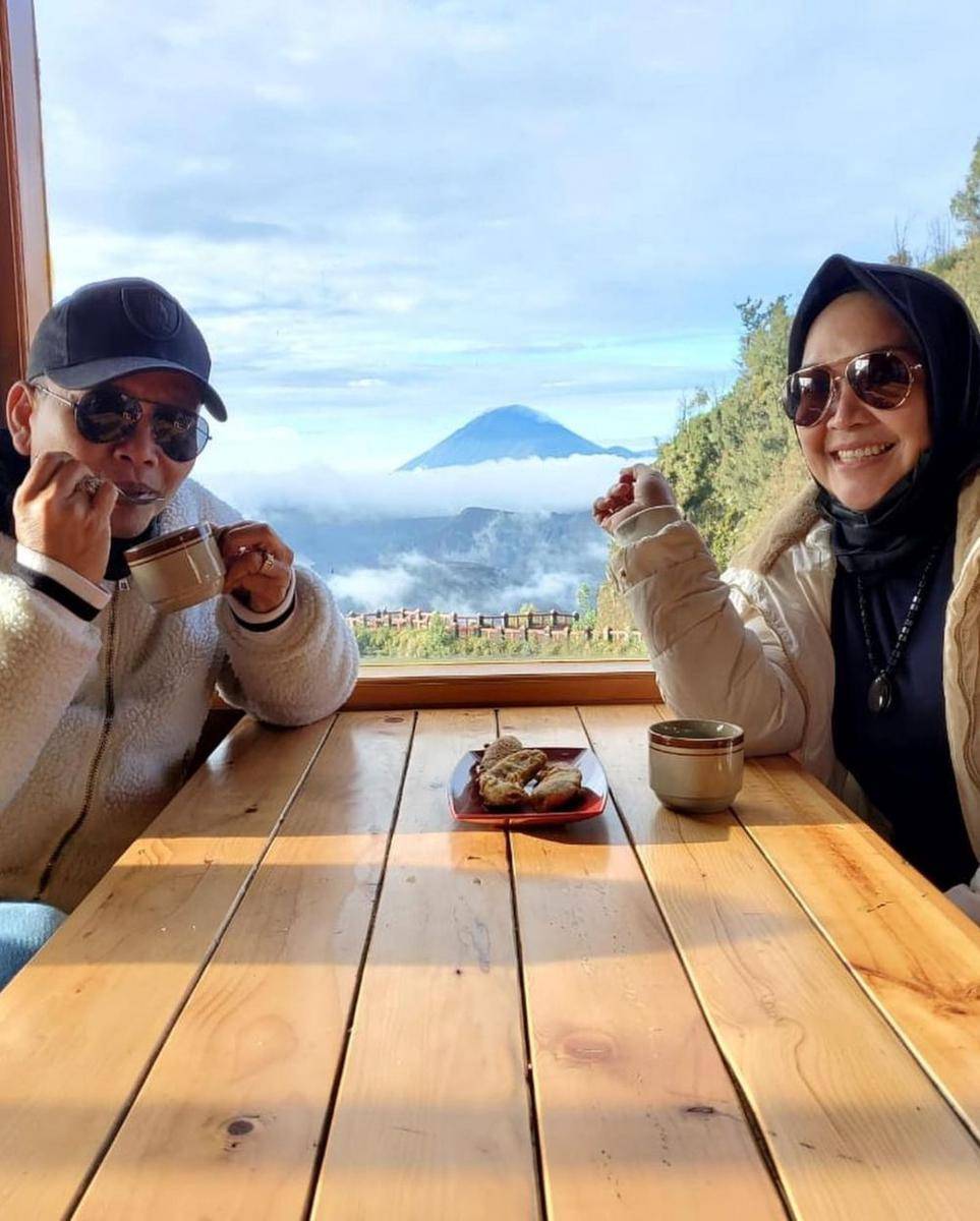 Umi Kalsum dan Ayah Rozak saat liburan. (Instagram.com/mom_ayting92_)