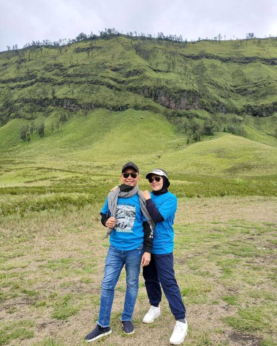 Umi Kalsum dan Ayah Rozak saat liburan. (Instagram.com/mom_ayting92_)