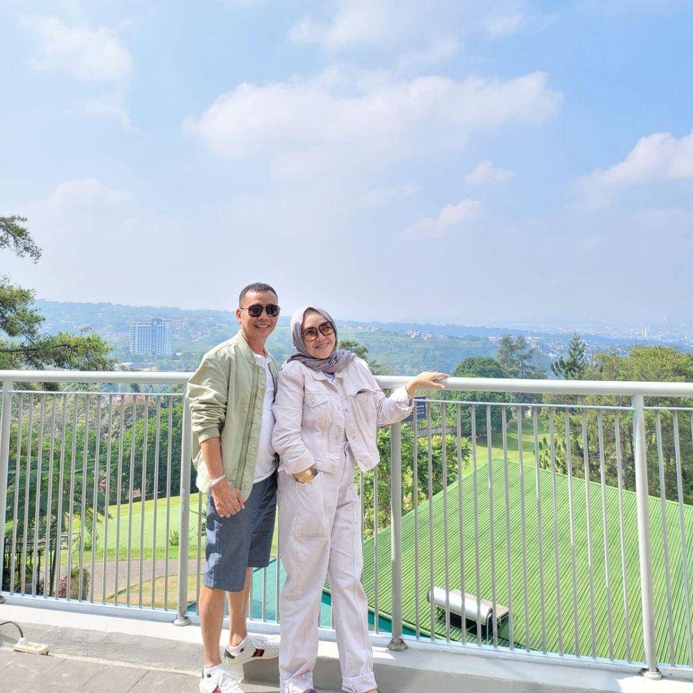 Umi Kalsum dan Ayah Rozak saat liburan. (Instagram.com/mom_ayting92_)
