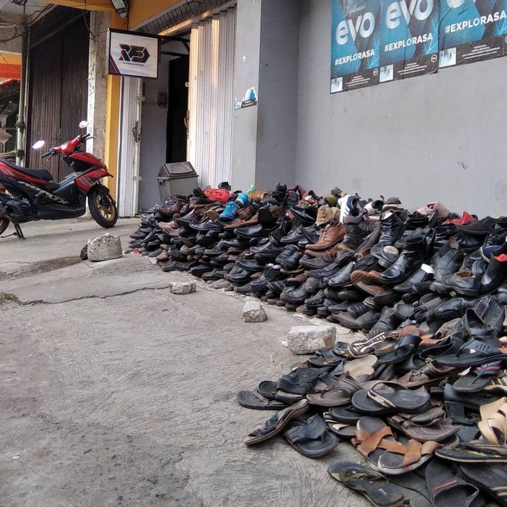 potret barang numpuk (instagram.com/wongserang)