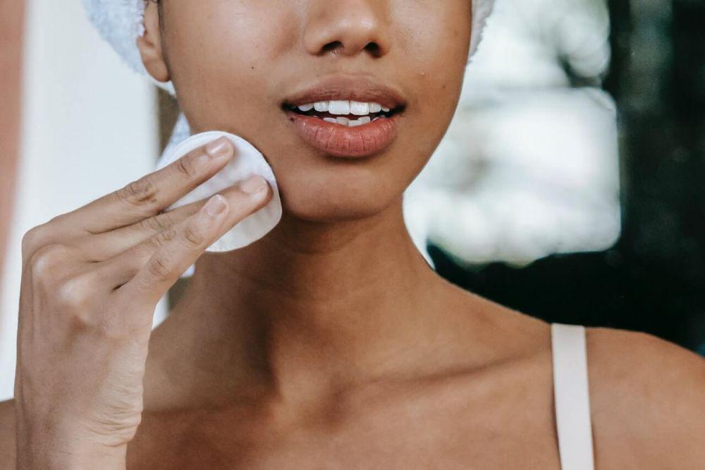 ilustrasi wanita memakai bedak (pexels.com/Sora Shimazaki)