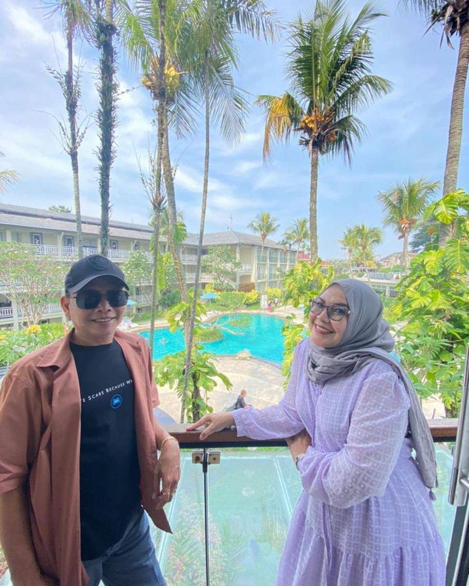 Umi Kalsum dan Ayah Rozak saat liburan. (Instagram.com/mom_ayting92_)