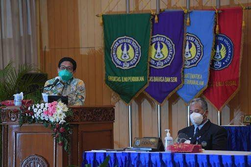 Menteri Desa, Pembangunan Daerah Tertinggal dan Transmigrasi (Mendes PDTT) Abdul Halim Iskandar menghadiri Dies Natalis ke-57 Universitas Negeri Yogyakarta (UNY) di Ruang Sidang Utama Rektorat, Jumat (21/5/2021). (Dok. Kemendes PDTT)