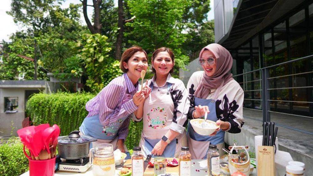 Dina Lorenza bersama sahabat (instagram.com/dinalorenza1975)