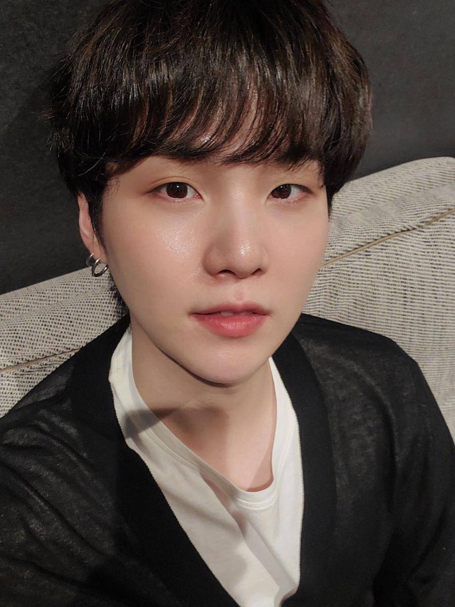 potret selfie Suga BTS (twitter.com/bts_bighit)