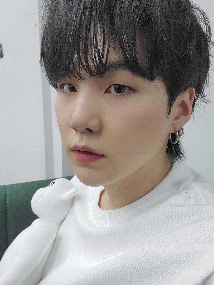 potret selfie Suga BTS (twitter.com/bts_bighit)