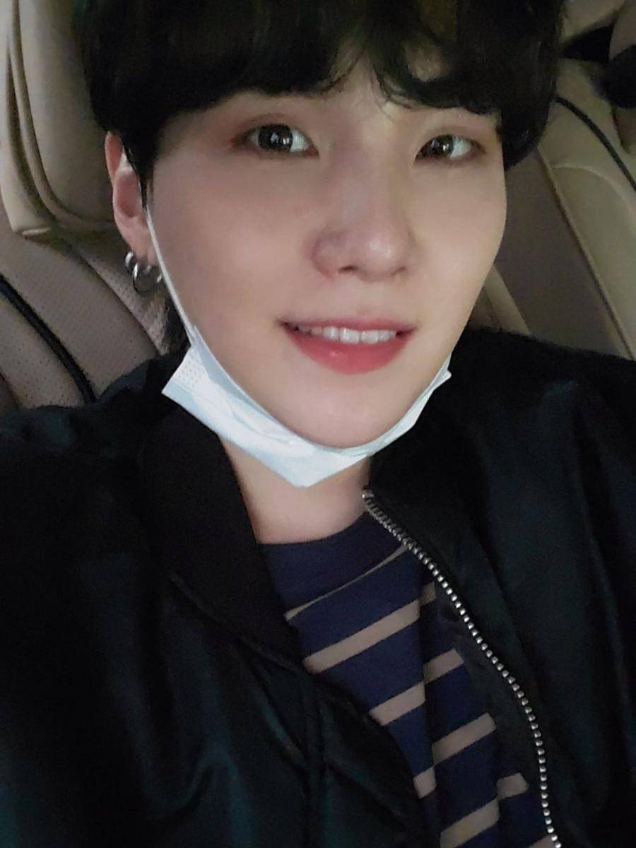 potret selfie Suga BTS (twitter.com/bts_bighit)
