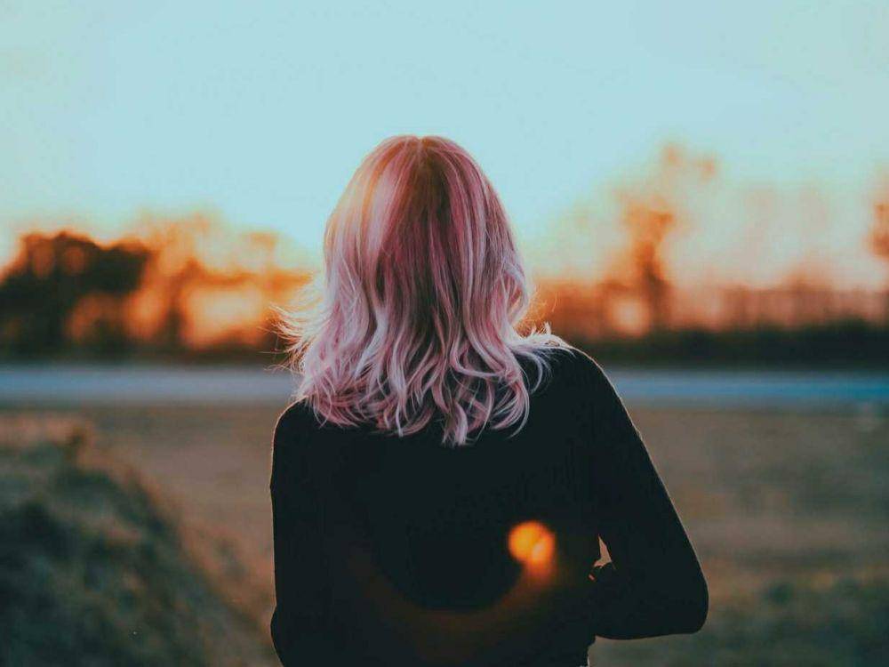 Ragam warna rambut pink (unsplash.com/Pedro Henrique Santos)