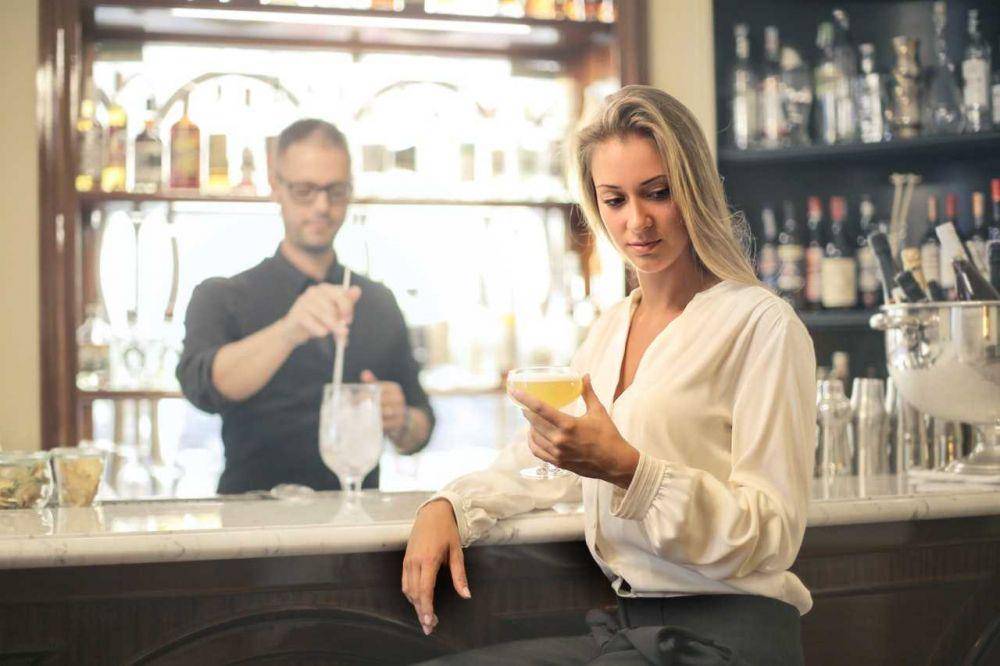 Ilustrasi sendiri di bar (pexels.com/Andrea Piacquadio)