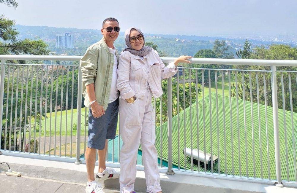 Umi Kalsum dan Ayah Rozak saat liburan. (Instagram.com/mom_ayting92_)