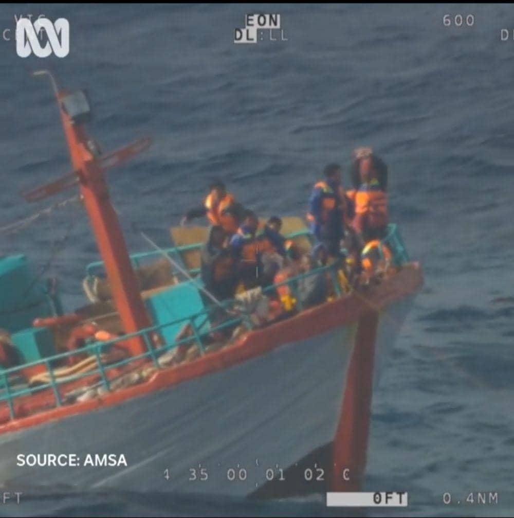 Screenshot video yang diambil saat akan melakukan penyelamatan ABK KM Bandar Nelayan-188(istimewa)