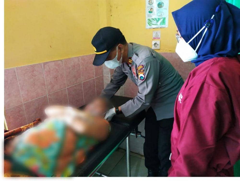 Personel kepolisian memeriksa tubuh bagian luar dari korban sekaligus pelaku bunuh diri. Dok.IDN Times/Humas Polres Ponorogo
