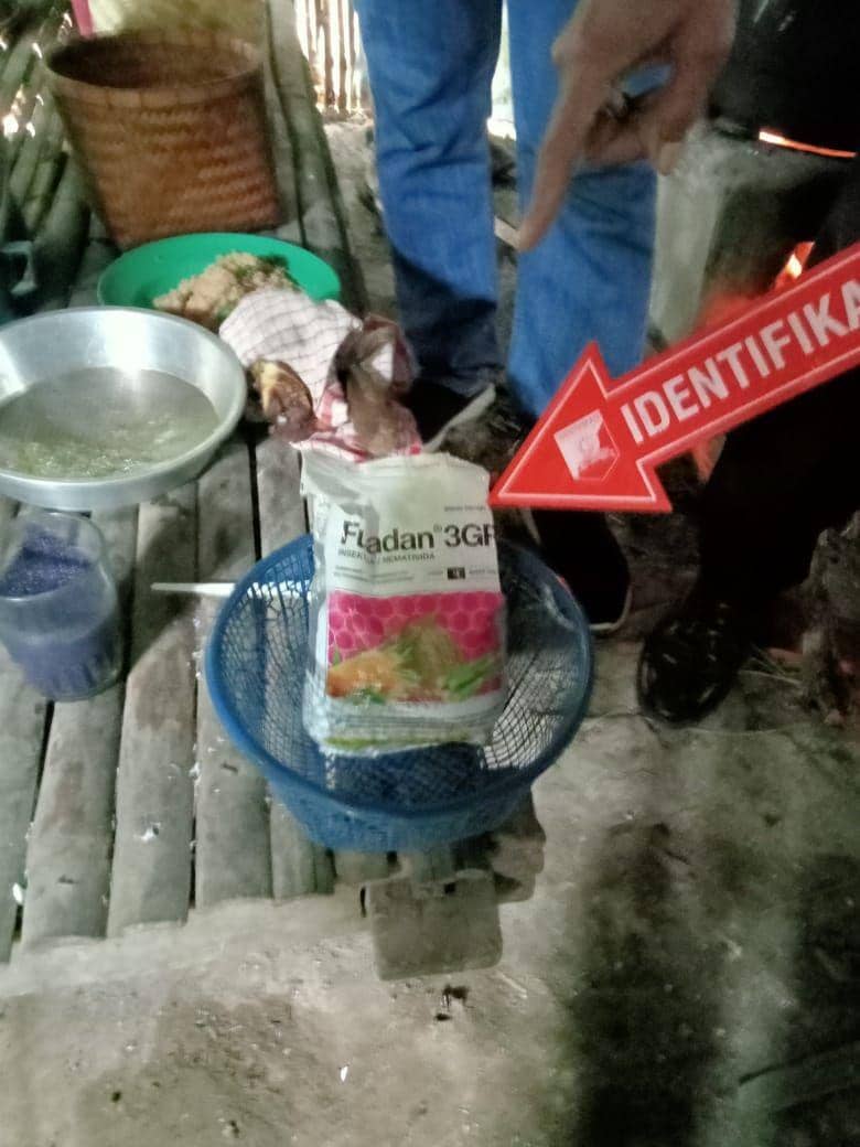 Proses identifikasi oleh petugas Polsek Sampung, Ponorogo di lokasi bunuh diri oleh salah seorang warga Desa Jenangan, Jumat (21/5/2021). Dok.IDN Times/Humas Polres Ponorogo