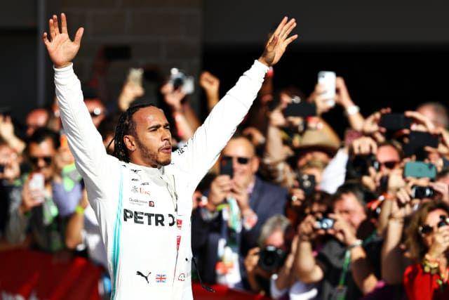 Lewis Hamilton melakukan selebrasi pada sebuah balapan (skysports.com)