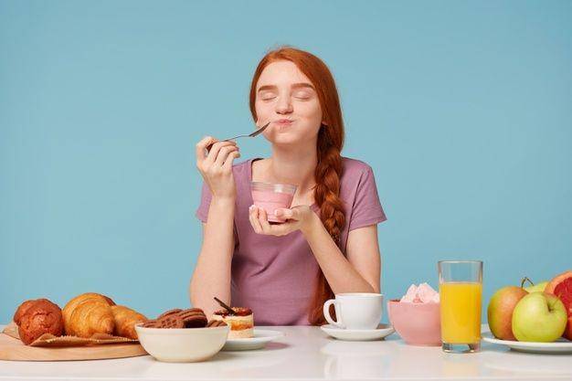 ilustrasi menikmati makanan (freepik.com/nakaridore)