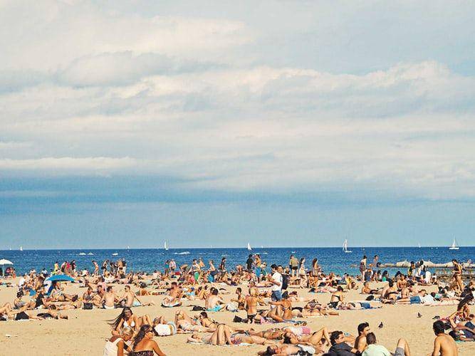 Foto pantai di Barcelona, Spanyol yang dipadati pengunjung. (Unsplash.com/Federico Giampieri)