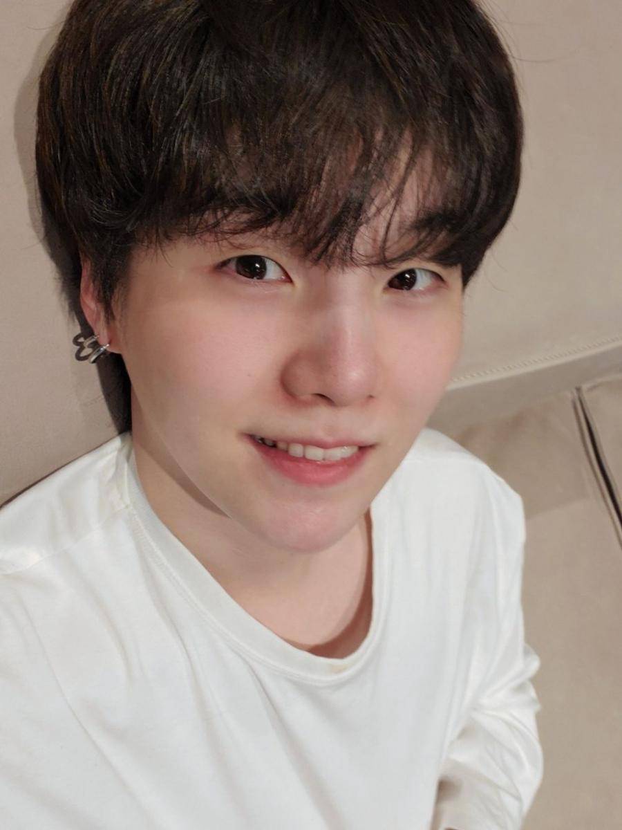 potret selfie Suga BTS (twitter.com/bts_bighit)